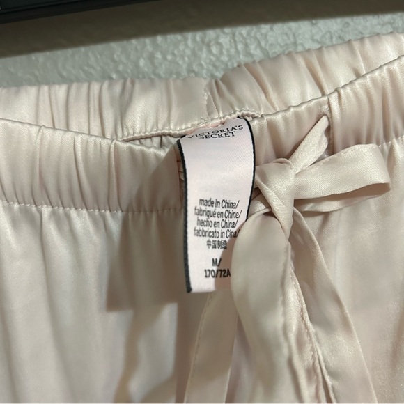 Victoria’s Secret Light Pink Satin Ruffle Loungewear Shorts Women’s Size Medium - Picture 8 of 9